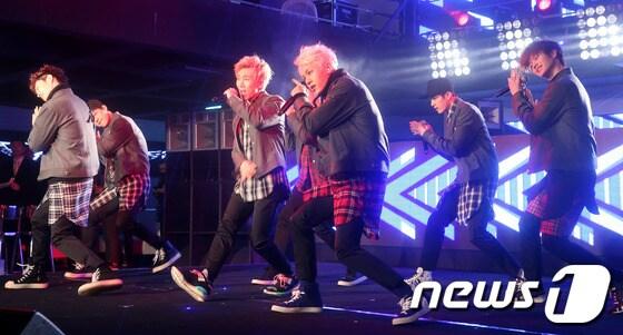 본문 이미지 - 그룹 비투비가 17일 오후 서울 한강 잠원지구 선상 클럽웨이브에서 컴백 쇼케이스 및 간담회를 갖고 있다.  © News1   (서울=뉴스1)