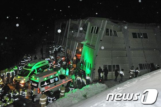 본문 이미지 - 17일 오후 9시15분께 경북 경주시 양남면 신대리 동대산 기슭의 마우나오션리조트에서 2층 건물의 지붕이 붕괴돼 출동한 119 구조대원들이 구조작업을 하고 있다.현장에 있던 피해 학생에 따르면 사고 당시 강당 안에는 부산외국어대학교 신입생 환영회가 진행 중이었으며 강당 내에는 학생들과 직원 수백여명이 있었던 것으로 전해졌다. 2014.2.17/뉴스1  © News1   노화정 기자