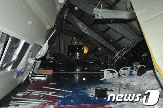 본문 이미지 - 17일 오후 9시15분께 경북 경주시 양남면 신대리 동대산 기슭의 마우나오션리조트에서 2층 건물의 지붕이 붕괴된 현장.현장에 있던 피해 학생에 따르면 사고 당시 강당 안에는 부산외국어대학교 신입생 환영회가 진행 중이었으며 강당 내에는 학생들과 직원 수백여명이 있었던 것으로 전해졌다. 2014.2.17/뉴스1  © News1   노화정  기자