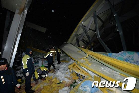 본문 이미지 - 17일 오후 9시15분께 경북 경주시 양남면 신대리 동대산 기슭의 마우나오션리조트에서 2층 건물의 지붕이 붕괴돼 출동한 119 구조대원들이 구조작업을 하고 있다.현장에 있던 피해 학생에 따르면 사고 당시 강당 안에는 부산외국어대학교 신입생 환영회가 진행 중이었으며 강당 내에는 학생들과 직원 수백여명이 있었던 것으로 전해졌다. 2014.2.17/뉴스1  © News1   노화정  기자