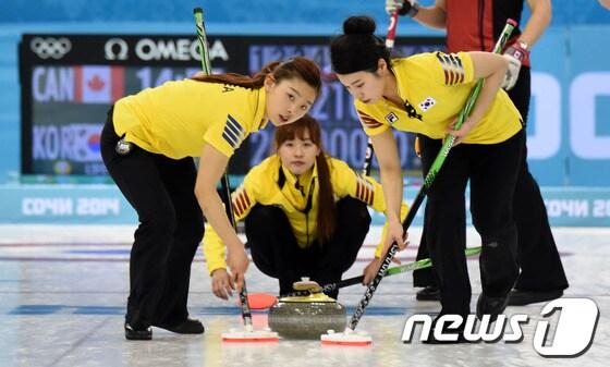 본문 이미지 - 대한민국 여자 컬링대표팀(신미성, 김지선, 이슬비, 김은지, 엄민지)이 18일(한국시간) 러시아 소치 해안클러스터 아이스큐브 컬링 센터에서 캐나다와 예선 마지막 대결을 펼치고 있다.2014.2.18/뉴스1 © News1   (소치(러시아)=뉴스1) 이동원 기자