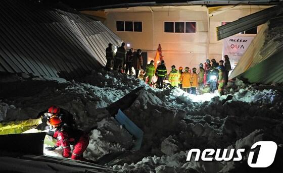 본문 이미지 - 17일 오후 9시 15분께 경북 경주시 양남면 신대리 동대산 기슭의 마우나오션리조트 강당 건물 지붕이 붕괴돼 출동한 119 구조대원들이 구조작업을 하고 있다.현장에 있던 피해 학생에 따르면 사고 당시 강당 부산외국어대학교 신입생 환영회가 진행 중 이었으며 강당 내에는 학생들과 직원 수백여 명이 있었던 것으로 전해졌다. 2014.2.18/뉴스1 © News1   김영진 기자