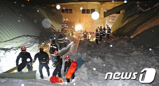 본문 이미지 - 17일 밤 9시15분쯤 경북 경주시 양남면 신대리 동대산 기슭의 마우나오션리조트 강당 건물 지붕이 붕괴돼 출동한 119 구조대원들이 구조작업을 하고 있다./뉴스1 © News1 김영진 기자