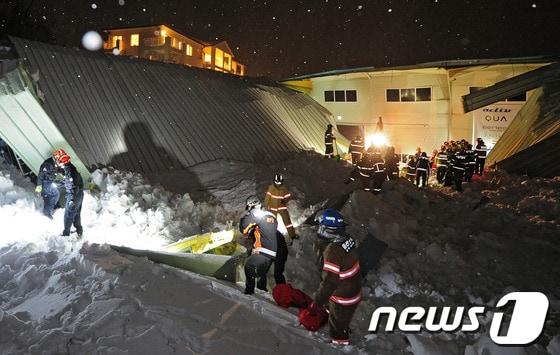 본문 이미지 - 17일 오후 9시 15분께 경북 경주시 양남면 신대리 동대산 기슭의 마우나오션리조트 강당 건물 지붕이 붕괴돼 출동한 119 구조대원들이 구조작업을 하고 있다.현장에 있던 피해 학생에 따르면 사고 당시 강당 부산외국어대학교 신입생 환영회가 진행 중 이었으며 강당 내에는 학생들과 직원 수백여 명이 있었던 것으로 전해졌다. 2014.2.18/뉴스1 © News1 김영진 기자