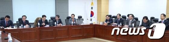 본문 이미지 - 권성동 새누리당 의원을 비롯한 새누리당 재선의원들이 18일 오전 서울 여의도 국회 의원회관에서 모임을 갖고 차기 지도부 선출을 위한 전당대회 시기와 상향식 공천 확대 등에 대해 논의하고 있다. 이날 모임은 다가오는 6·4 지방선거를 앞두고 재선의원들의 의견을 한 데 모아 당내에 적극적인 목소리를 전달하기 위해 마련됐다. 2014.2.18/뉴스1 © News1   송원영 기자