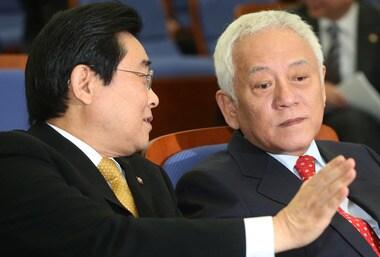 본문 이미지 - 민주당 김한길 대표와 전병헌 원내대표가 18일 오전 서울 여의도 국회에서 열린 의원총회에서 굳은 얼굴로 대화를 나누고 있다. 2014.2.18/뉴스1 © News1   오대일 기자