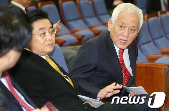 본문 이미지 - 민주당 김한길 대표가 18일 오전 서울 여의도 국회에서 열린 의원총회에서 의원들과 대화를 나누고 있다. 2014.2.18/뉴스1 © News1   오대일 기자