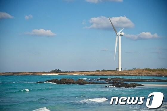 본문 이미지 - 제주도에 설치한 현대중공업 해상풍력발전기 © News1  
