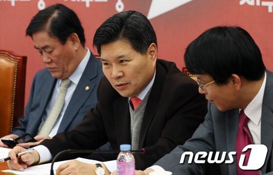 본문 이미지 - 홍문종 새누리당 사무총장(가운데)과 윤상현 원내수석부대표가 18일 서울 여의도 국회에서 열린 원내대책회의에서 대화를 하고 있다. 2014.2.18/뉴스1 © News1   송원영 기자
