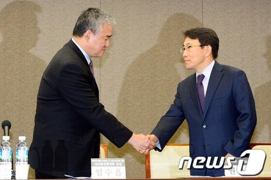 본문 이미지 - 임수흠 의료발전협의회 단장(왼쪽),과 권덕철 보건복지부 보건의료정책관이 18일 오전 서울 중구 태평로 한국프레스센터에서 의료발전협의회 협의결과를 발표하기 서로 악수하고 있다. © News1 정회성 기자