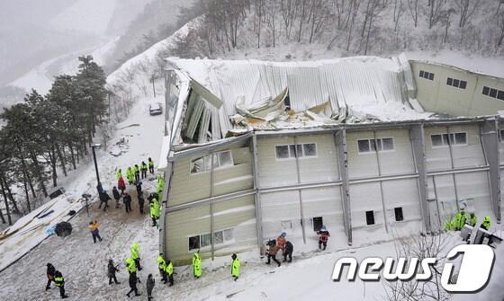 본문 이미지 - 119구조대원들이 18일 오전 경북 경주 마우나오션리조트 체육관 붕괴사고 현장을 수색하고 있다.17일 밤 부산외국어대 학생 및 이벤트 업체 직원 등 300 여명이 사고가 난 체육관에서 신입생 환영회에 참여하고 있었으며 붕괴사고로 10명이 사망했다. 2014.2.18/뉴스1 © News1 김영진 기자