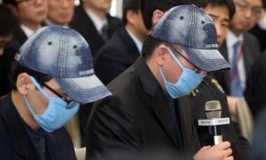 본문 이미지 - 18일 오전 서울 여의도 국회 정무위원회에서 열린 카드3사 개인정보 대량유출 관련 실태조사 및 재발방지를 위한 국정조사 청문회에서 피의자 박 모 전 KCB 직원이 모자와 마스크를 쓴 채 의원들의 질의에 답하고 있다. 오른쪽은 조 모 광고대행업체 대표. 2014.2.18/뉴스1 © News1   허경 기자