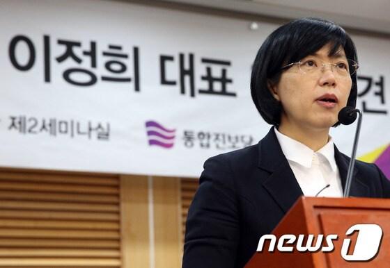 본문 이미지 - 이정희 통합진보당. 2014.2.18/뉴스1 © News1   송원영 기자