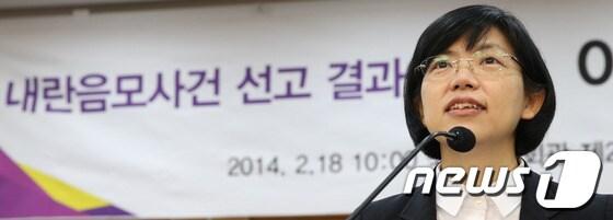 본문 이미지 - 이정희 통합진보당 대표가 18일 서울 여의도 국회 의원회관에서 내란음모사건 선고 결과에 대한 기자회견을 하고 있다. 이정희 대표는 이날 기자회견에서 이석기 의원 등 자당 관계자가 연루된 내란음모 사건 1심 유죄선고에 대해 