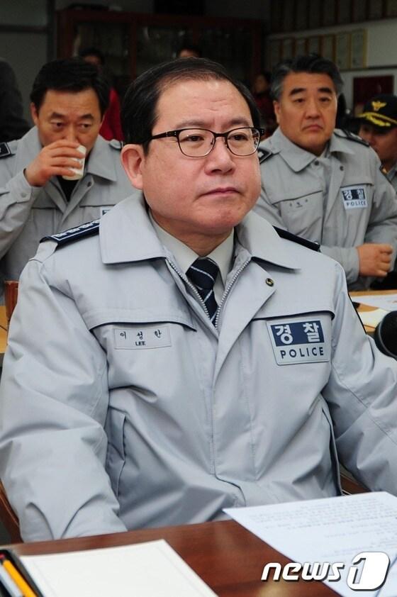 본문 이미지 - 이성한 경찰청장이 18일 경주 마우나 리조트 붕괴사고 수사본부가 차려진 경주경찰서에서 배봉기 경북경찰청 차장으로부터 수사진행 상황을 보고 받고 있다./2014.2.18/뉴스1 © News1 최창호 기자