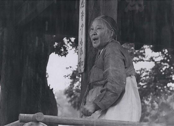 본문 이미지 - 지난 17일 지병으로 별세한 원로배우 황정순씨(영화 '장마' 스틸컷). © News1  