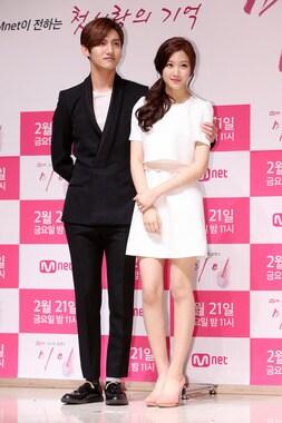본문 이미지 - 그룹 동방신기 최강창민, 배우 문가영이 18일 오전 서울 강남구 논현동 파티오나인에서 열린 Mnet 드라마 '미미' 제작발표회에 참석해 포즈를 취하고 있다.'미미(연출 송창수|극본 서유선)'는 시공을 초월해 운명이 뒤바뀐 남녀의 아름답지만 애틋한 첫 사랑을 소재로 한 고스트 로맨스 드라마로 오는 21일 첫 방송된다. 2014.2.18 스타뉴스/뉴스1 © News1   