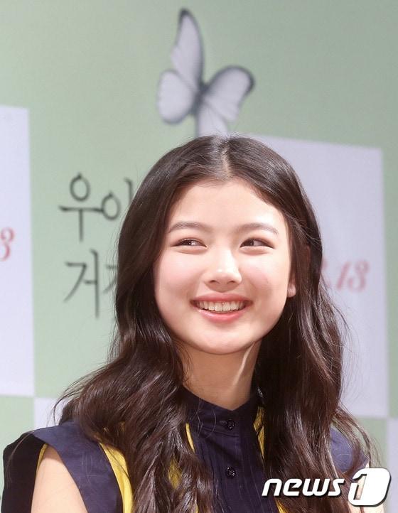 본문 이미지 - 배우 김유정이 18일 오전 서울 압구정CGV에서 열린 영화 '우아한 거짓말' 제작보고회에 참석하고 있다. '우아한 거짓말(이한 감독)'은 아무 말 없이 세상을 떠난 14살 소녀의 숨겨진 비밀을 찾아가는 엄마와 언니 그리고 주변사람들의 이야기를 그린 영화로 오는 3월 13일 개봉을 앞두고 있다. 2014.2.18 스타뉴스/뉴스1 © News1  