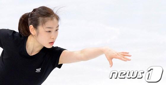 본문 이미지 - 올림픽 2연패에 도전하는 &#39;피겨여왕&#39; 김연아가 18일&#40;한국시간&#41; 러시아 소치 해안 클러스터 아이스버그 스케이팅 팔라스 경기장에서 쇼트프로그램 &#39;어릿광대를 보내주오&#39; 선율에 맞춰 멋진 연기를 펼치고 있다.2014.2.18/뉴스1 © News1   &#40;소치&#40;러시아&#41;=뉴스1&#41; 이동원 기자