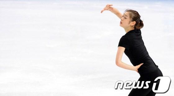 본문 이미지 - 올림픽 2연패에 도전하는 &#39;피겨여왕&#39; 김연아가 18일&#40;한국시간&#41; 러시아 소치 해안 클러스터 아이스버그 스케이팅 팔라스 경기장에서 쇼트프로그램 &#39;어릿광대를 보내주오&#39; 선율에 맞춰 멋진 연기를 펼치고 있다.김연아가 도전하는 올림픽 2연패는 여자 피겨에서 보기 힘든 기록이다. 노르웨이의 소냐 헤니&#40;1928, 1932, 1936&#41;와 독일의 카타리나 비트&#40;1984, 1988&#41;만이 가진 기록으로, 김연아의 이번 도전에 사상 3번째 올림픽 2연패 달성 여부가 달려 있어 많은 관심이 모이고 있다.김연아는 오는 20일 여자 쇼트 프로그램, 다음날인 21일 여자 프리 스케이팅 경기에 출전을 앞두고 있다.2014.2.18/뉴스1 © News1   &#40;소치&#40;러시아&#41;=뉴스1&#41; 이동원 기자