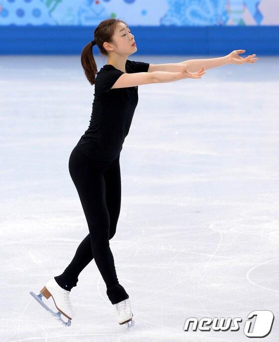 본문 이미지 - 올림픽 2연패에 도전하는 '피겨여왕' 김연아가 18일(한국시간) 러시아 소치 해안 클러스터 아이스버그 스케이팅 팔라스 경기장에서 쇼트프로그램 '어릿광대를 보내주오' 선율에 맞춰 멋진 연기를 펼치고 있다.김연아가 도전하는 올림픽 2연패는 여자 피겨에서 보기 힘든 기록이다. 노르웨이의 소냐 헤니(1928, 1932, 1936)와 독일의 카타리나 비트(1984, 1988)만이 가진 기록으로, 김연아의 이번 도전에 사상 3번째 올림픽 2연패 달성 여부가 달려 있어 많은 관심이 모이고 있다.김연아는 오는 20일 여자 쇼트 프로그램, 다음날인 21일 여자 프리 스케이팅 경기에 출전을 앞두고 있다.2014.2.18/뉴스1 © News1   (소치(러시아)=뉴스1) 이동원 기자