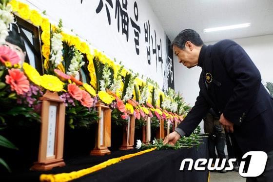 본문 이미지 - 경주 마우나리조트 붕괴사고로 숨진 희생자들의 분향소가 설치된 부산외국어대학교에서 18일 정해린 부산외대 총장이 헌화하고 있다.17일 밤 9시15분경 경주 마우나리조트에서 부산외국어대학교 신입생환영회 및 오리엔테이션 중 건물 지붕이 눈의 무게를 이기지 못하고 붕괴하는 사고로 신입생 9명과 이벤트 회사 직원1명이 사망했다.2014.2.18/뉴스1   © News1   여주연 기자