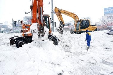 본문 이미지 - 18일 강원 강릉시에 70㎝가 넘는 적설량을 기록하는 가운데 시내 중심지에서 포크레인을 동원해 제설작업을 벌이고 있다. 오후 3시 현재 강릉 등 11개 시·군에 대설특보가 내려진 상태다. 2014.2.18/뉴스1 © News1   서근영 기자