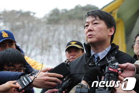 본문 이미지 - 안철수 새정치연합 중앙운영위원장이 경북도 관계자의 안내를 받아 18일 오후 경북 경주시 마우나오션리조트 사고현장을 살펴본 후 기자들의 질문에 답변하고 있다.17일 밤 부산외국어대 학생 및 이벤트 업체 직원 등 300 여명이 사고가 난 리조트 체육관에서 신입생 환영회에 참여하고 있었으며 붕괴사고로 10명이 사망했다. 2014.2.18/뉴스1 © News1 김영진 기자