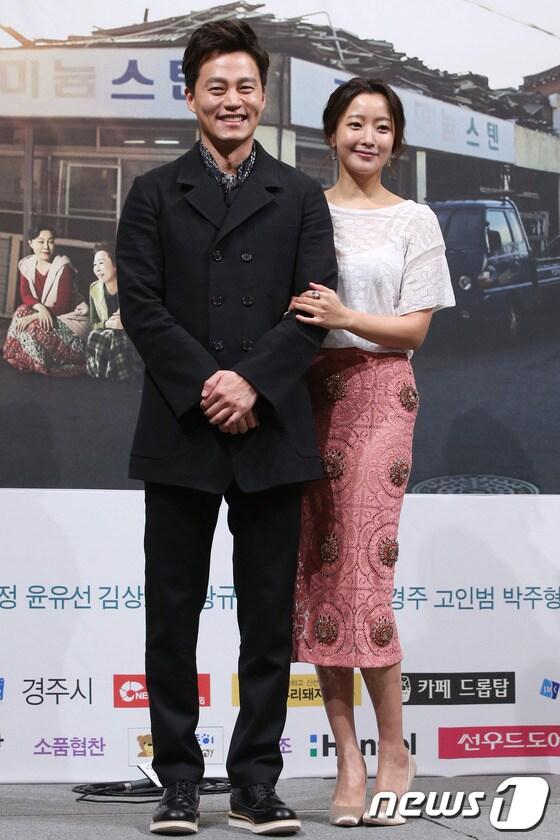 본문 이미지 - 배우 이서진, 김희선이 18일 오후 강남구 논현동 임피리얼 팰리스 서울에서 열린 KBS2 주말드라마 '참 좋은 시절' 제작발표회에서 포토타임을 갖고 있다. 뉴스1 © News1 