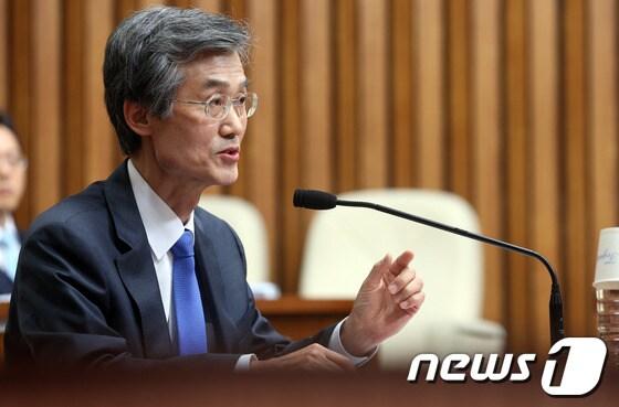 본문 이미지 - 조희대 대법관 후보자가 18일 오후 서울 여의도 국회에서 열린 대법관 후보자 인사청문회에서 의원들의 질의에 답하고 있다.조 후보자는 최근 부림사건, 강기훈 유서 대필 사건 등 재심사건 무죄 판결과 관련해 