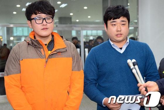 본문 이미지 - 부산외대 정유권 학생회장과 윤노엘 부학생회장이 18일 오후 경주 마우나오션리조트 붕괴사고 희생자들의 합동분향소가 마련된 부산외대 남산동 캠퍼스를 찾아 사과문을 읽고 있다. 2014.2.18/뉴스1 © News1 여주연 기자