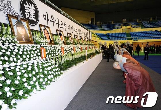 본문 이미지 - 18일 경북 경주 마우나오션리조트 붕괴사고로 숨진 희생자 10명의 명복을 비는 합동분향소가 경주 실내체육관에 차려지자 종교인들이 헌화, 분향하고 있다./2014.2.18/뉴스1 © News1 최창호 기자