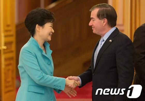 본문 이미지 - 박근혜 대통령이 18일 오후 청와대에서 미국 하원 외무위원회 대표단을 접견, 에드 로이스 외무위원장과 악수하고 있다. (청와대 제공) 2014.2.18/뉴스1 © News1   박철중 기자 