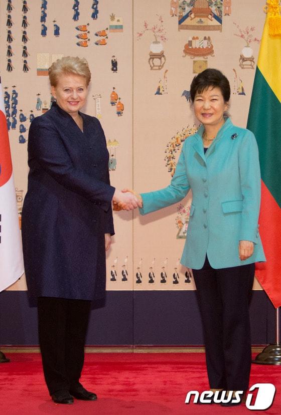 본문 이미지 - 박근혜 대통령이 18일 오후 청와대에서 달리아 그리바우스카이테 리투아니아 대통령과 만나 악수를 나누고 있다. (청와대 제공) 2014.2.18/뉴스1  © News1   박철중 기자 