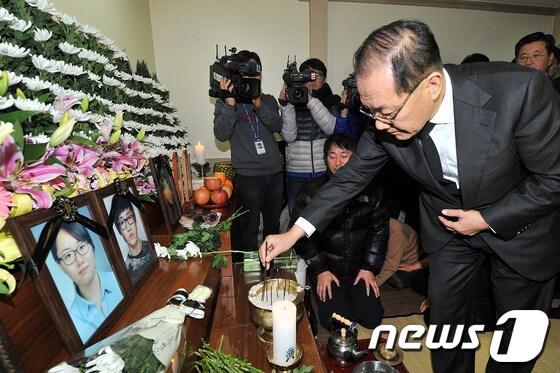 본문 이미지 - 새누리당 황우여 대표가 18일 오후 경주 마우나오션리조트 붕괴 사고 희생자 6명이 안치된 울산시 북구 21세기좋은병원 장례식장을 찾아 분향하고 있다. 2014.2.18/뉴스1 © News1   노화정  기자