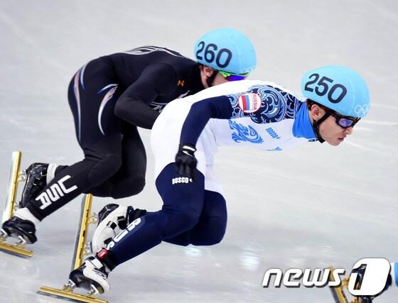 본문 이미지 - 러시아 쇼트트랙 대표팀 안현수가 18일(한국시간) 러시아 소치 해안 클러스터 아이스버그 스케이팅 팔라스 경기장에서 열린 남자 개인 500m 예선 경기에서 역주하고 있다. 2014.2.18/뉴스1 © News1 (소치(러시아)=뉴스1) 이동원 기자