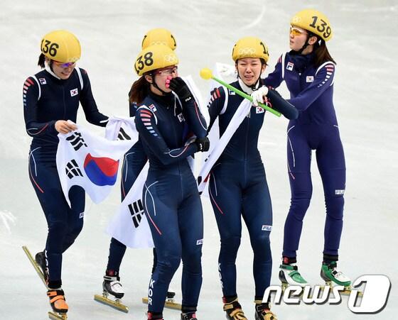본문 이미지 - 대한민국 여자 쇼트트랙 계주 대표팀(심석희,박승희,김아랑,조해리,공상정)이 18일(한국시간) 러시아 소치 해안 클러스터 아이스버그 스케이팅 팔라스 경기장에서 열린 여자 계주 3,000m 결선 경기에서 1위로 결승선을 통과, 태극기를 들고 환호하고 있다.2014.2.18/뉴스1 © News1 (소치(러시아)=뉴스1) 이동원 기자