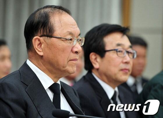 본문 이미지 - 황우여 새누리당 대표가 18일 오후 경주 마우나 리조트 붕괴사고 대책본부인 경주시청에서 피해상황을 보고 받고 있다 2014.2.18/뉴스1 © News1 최창호 기자