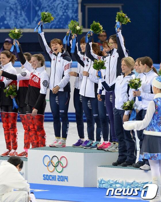 본문 이미지 - 18일&#40;한국시간&#41; 러시아 소치 해안 클러스터 아이스버그 스케이팅 팔라스 경기장에서 열린 동계올림픽 쇼트트랙 여자 계주 3000m 결승에서 금메달을 획득한 대한민국 여자 쇼트트랙 계주 대표팀 선수들이 플라워 세리머니를 펼치고 있다. 2014.2.18/뉴스1 © News1 &#40;소치&#40;러시아&#41;=뉴스1&#41; 이동원 기자
