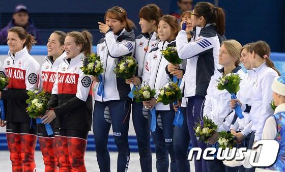 본문 이미지 - 18일(한국시간) 러시아 소치 해안 클러스터 아이스버그 스케이팅 팔라스 경기장에서 열린 동계올림픽 쇼트트랙 여자 계주 3000m 결승에서 금메달을 획득한 대한민국 여자 쇼트트랙 계주 대표팀 선수들이 플라워 세리머니를 펼치고 있다. 심석희(세화여고), 박승희(화성시청), 조해리(고양시청), 김아랑(전주제일고), 공상정(유봉여고)으로 구성된 한국 여자쇼트트랙 대표팀은 2006년 토리노올림픽 이후 8년만에 여자 계주 3000m 정상을 탈환했다.2014.2.18/뉴스1 © News1 (소치(러시아)=뉴스1) 이동원 기자
