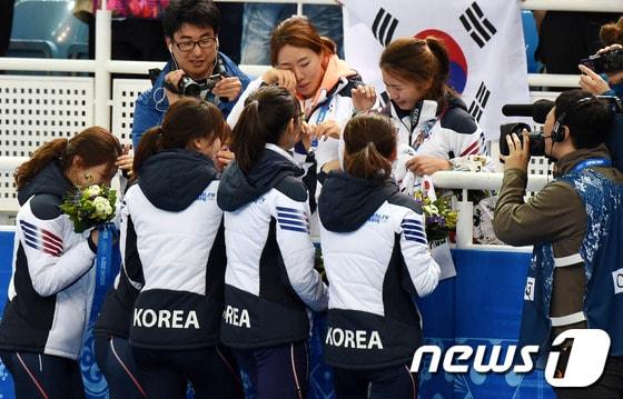 본문 이미지 - 18일(한국시간) 러시아 소치 해안 클러스터 아이스버그 스케이팅 팔라스 경기장에서 열린 동계올림픽 쇼트트랙 여자 계주 3000m 결승에서 금메달을 획득한 대한민국 여자 쇼트트랙 계주 대표팀 선수들이 플라워 세리머니를 마치고 스피드스케이팅 대표팀 이상화, 박승주와 함께 눈물을 흘리며 서로를 격려하고 있다. 심석희(세화여고), 박승희(화성시청), 조해리(고양시청), 김아랑(전주제일고), 공상정(유봉여고)으로 구성된 한국 여자쇼트트랙 대표팀은 2006년 토리노올림픽 이후 8년만에 여자 계주 3000m 정상을 탈환했다.2014.2.18/뉴스1 © News1   (소치(러시아)=뉴스1) 이동원 기자