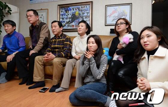 본문 이미지 - 쇼트트랙 여자 대표팀 조해리 선수의 가족이 18일 오후 서울 강서구 등촌동 자택에서 소치 동계올림픽 쇼트트랙 여자 3000m 계주 경기를 지켜보며 박수를 치고 있다. 2014.2.18/뉴스1 © News1 손형주 기자