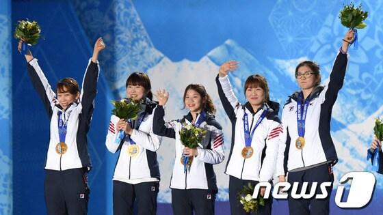 본문 이미지 - 2014 소치 동계올림픽 쇼트트랙 여자 3000m 계주에서 정상을 차지한 대한민국 여자 쇼트트랙 대표팀 조해리, 김아랑, 공상정, 박승희, 심석희가 19일&#40;한국시간&#41; 러시아 소치 올림픽파크에서 열린 메달 시상식에서 금메달을 목에 걸고 취재진을 향해 포즈를 취하고 있다. 2014.2.19/뉴스1 © News1 &#40;소치&#40;러시아&#41;=뉴스1&#41; 이동원 기자