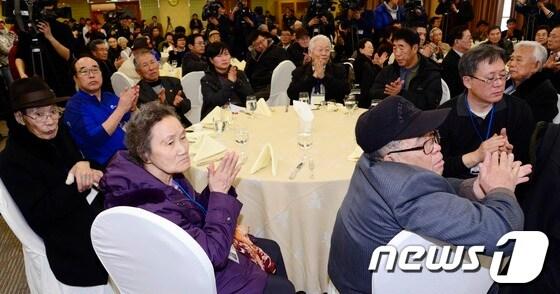 본문 이미지 - 2014년 설 계기 남북 이산가족 상봉행사를 하루 앞둔 19일 오후 강원도 속초시 한화콘도에서 이산가족상봉 등록절차를 마친 1차 이산가족상봉대상자들이 방북교육을 받고 있다. 2014.2.19/뉴스1  © News1   사진공동취재단  