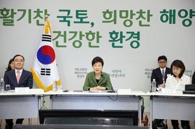 본문 이미지 - 박근혜 대통령이 19일 오전 정부세종청사에서 열린 환경부, 국토해양부, 해양수산부 업무보고에서 모두발언을 하고 있다. &#40;청와대 제공&#41; 2014.2.19/뉴스1 © News1 박철중 기자 