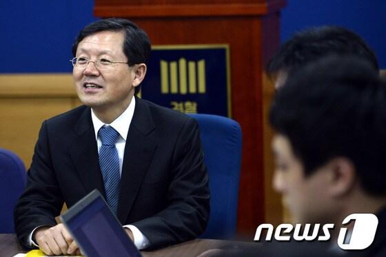 본문 이미지 - 윤갑근 대검찰청 강력부장이 지난달 19일 오후 서울 서초구 대검찰청 기자실에서 서울시 공무원 간첩 사건 증거위조 진상조사팀 브리핑을 하고 있다. © News1   안은나 기자