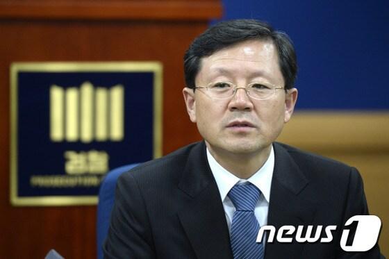 본문 이미지 - 윤갑근 대검찰청 강력부장이 19일 오후 서울 서초구 대검찰청 기자실에서 서울시 공무원 간첩 사건 증거위조 진상조사팀 브리핑을 하고 있다. /뉴스1 © News1   안은나 기자