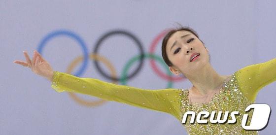본문 이미지 - '피겨여왕' 김연아가 20일(한국시간) 러시아 소치 해안 클러스터 아이스버그 스케이팅 팔라스 경기장에서 열린 피겨 스케이팅 여자 싱글 쇼트프로그램에서 '어릿광대를 보내주오' 선율에 맞춰 환상적인 연기를 펼치고 있다. 2014.2.20/뉴스1 © News1 (소치(러시아)=뉴스1) 이동원 기자