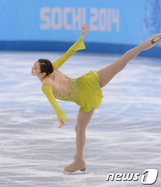 본문 이미지 - &#39;피겨여왕&#39; 김연아가 20일&#40;한국시간&#41; 러시아 소치 해안 클러스터 아이스버그 스케이팅 팔라스 경기장에서 열린 피겨 스케이팅 여자 싱글 쇼트프로그램에서 &#39;어릿광대를 보내주오&#39; 선율에 맞춰 환상적인 연기를 펼치고 있다.2014.2.20/뉴스1 © News1 &#40;소치&#40;러시아&#41;=뉴스1&#41; 이동원 기자