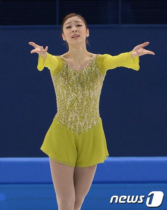 본문 이미지 - &#39;피겨여왕&#39; 김연아가 20일&#40;한국시간&#41; 러시아 소치 해안 클러스터 아이스버그 스케이팅 팰리스에서 열린 피겨 스케이팅 여자 싱글 쇼트프로그램에서 &#39;어릿광대를 보내주오&#39; 선율에 맞춰 환상적인 연기를 펼치고 있다. 2014.2.20/뉴스1  © News1   &#40;소치&#40;러시아&#41;=뉴스1&#41; 이동원 기자